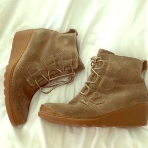 Toronto major suede wedge